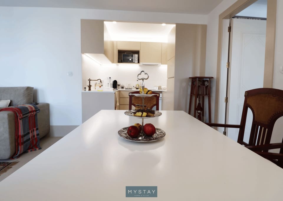 Deluxe Apartment, City View | Living area | 20-inch flat-screen TV with satellite channels