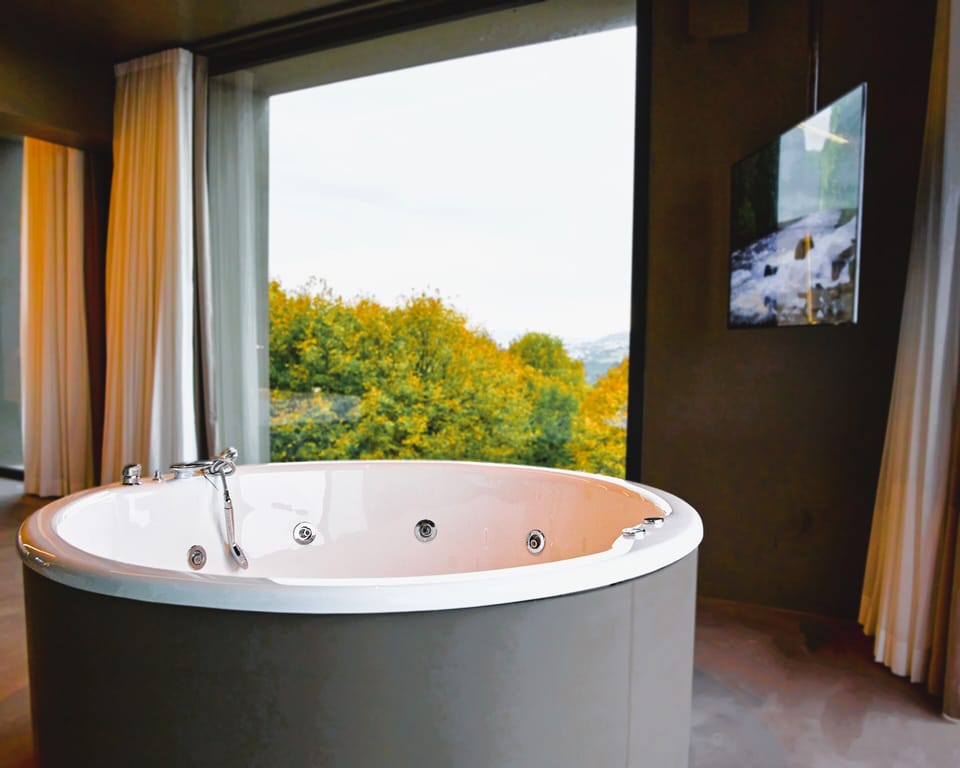 Deluxe Studio Suite, Sea View | Minibar, in-room safe, blackout drapes, soundproofing