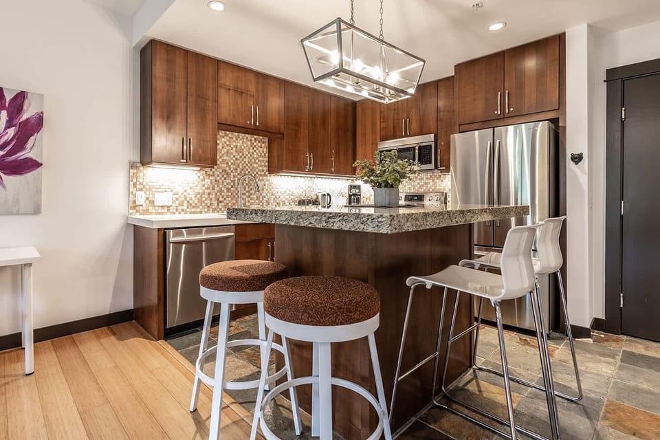 Seating for 4 at breakfast bar