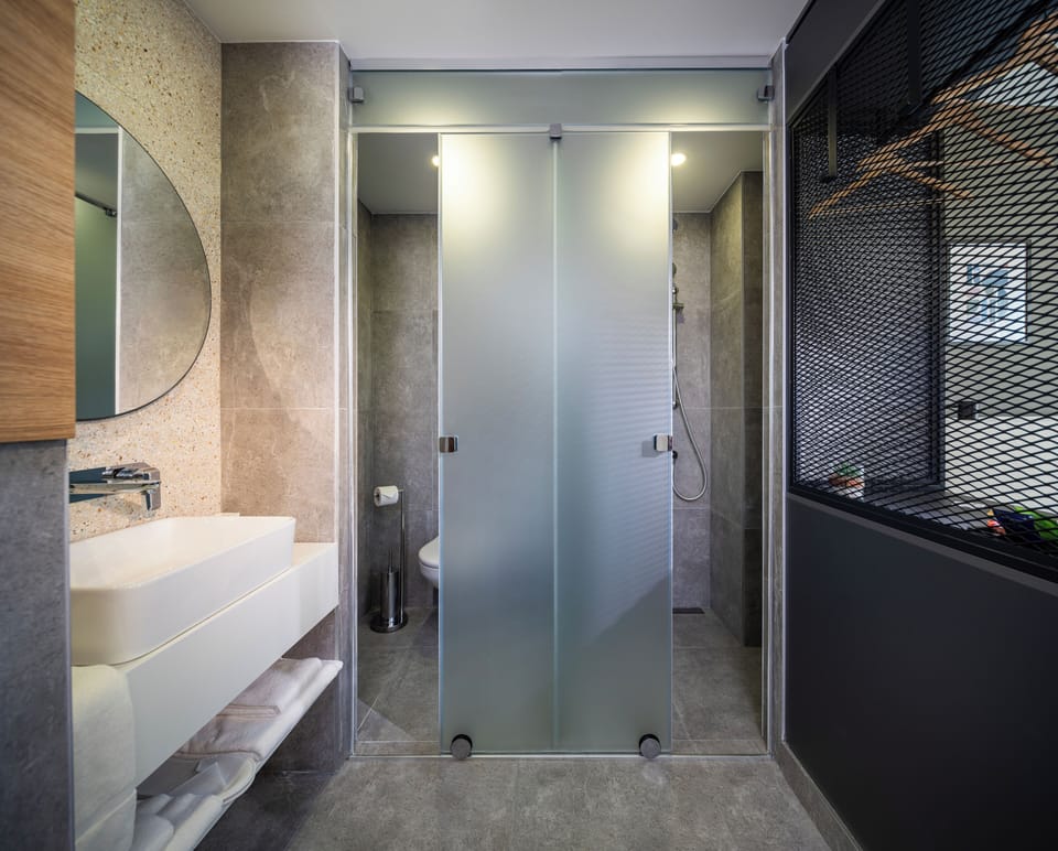 Standard Room, City View | Bathroom | Shower, free toiletries, hair dryer, slippers