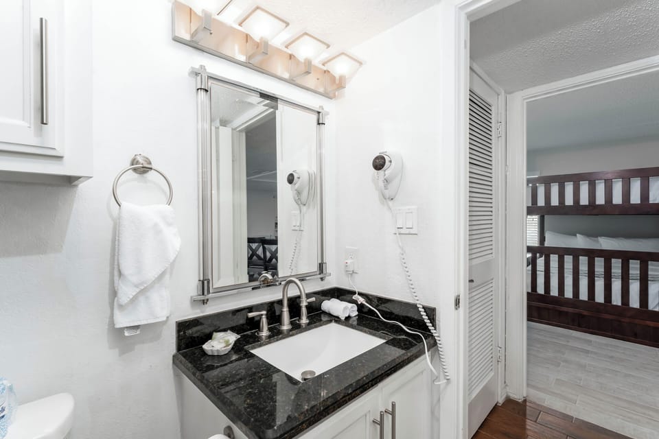 The guest bathroom is ideal for skipping a bathroom queue in the morning! The less time in the bathroom, the more time on the SPI beach!