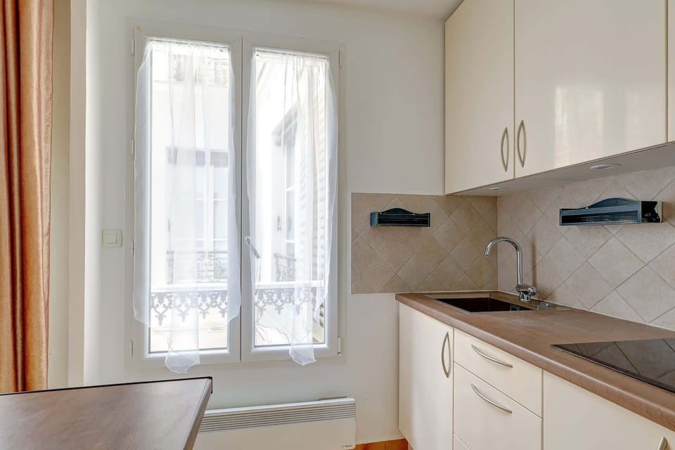 The kitchen is fully equipped to prepare a simple meal 