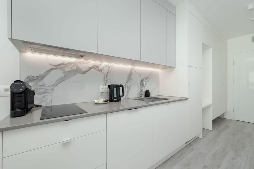 Kitchen with marble details and modern appliances
Functional and luxurious, perfect for preparing meals or quick snacks.