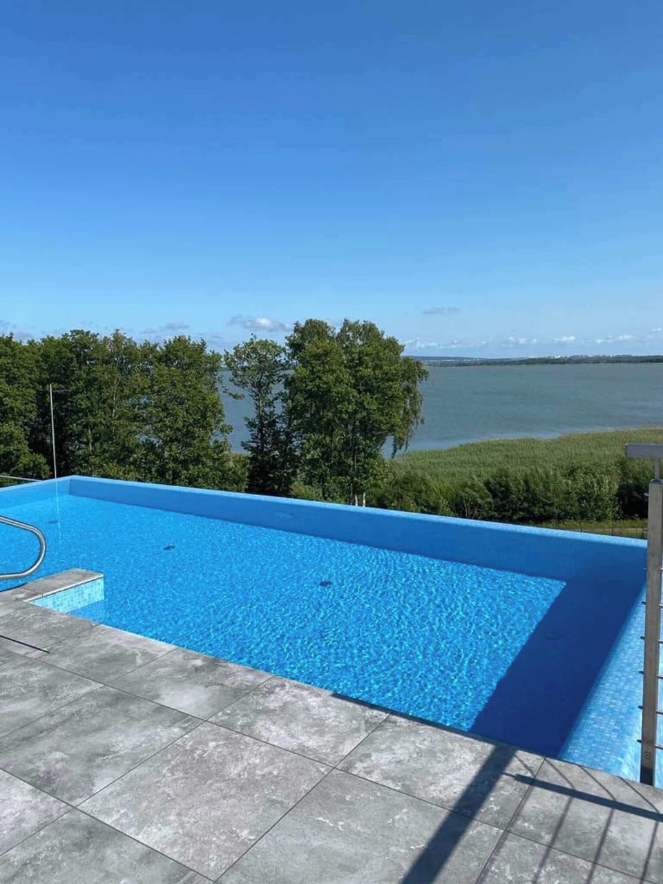 There is an outdoor swimming pool on the roof, available to guests of the building from 9am to 10pm.