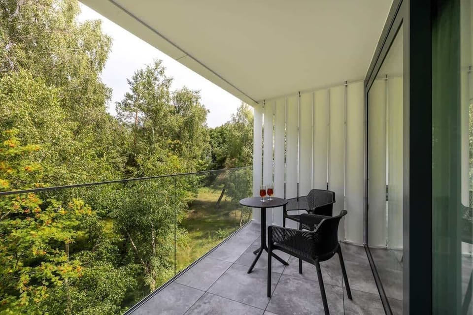 Private balcony with forest views and seating
A serene escape with green surroundings and natural privacy.