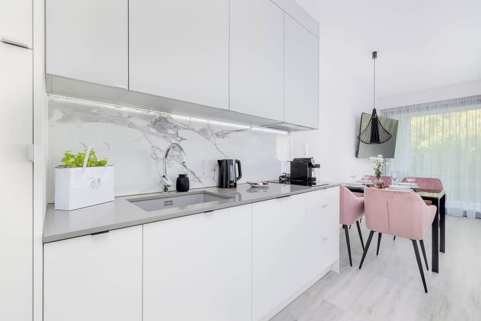 Fully stocked kitchenette with stylish finishes
Ideal for cooking, equipped with all essentials.