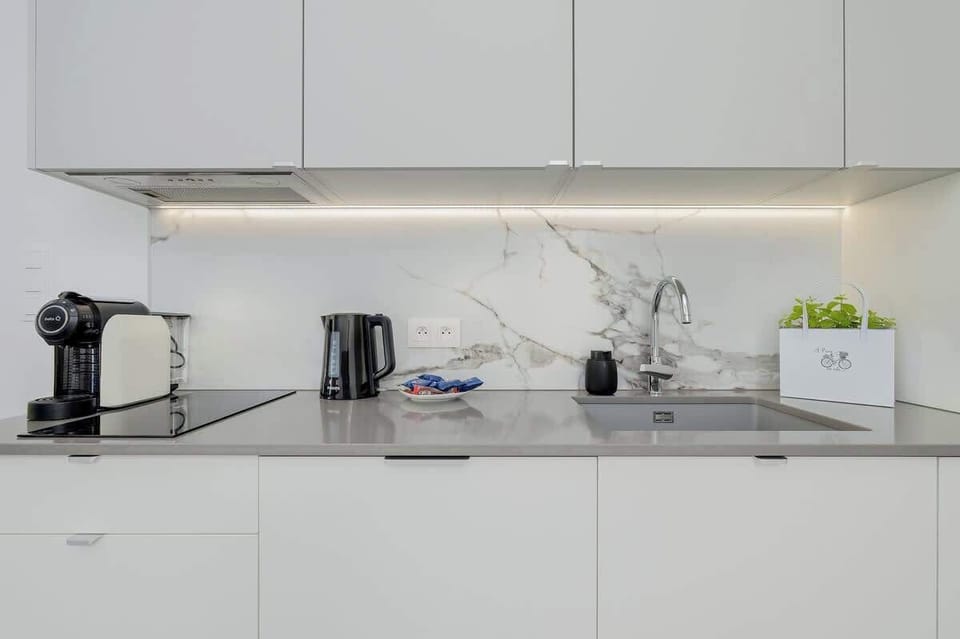 Modern, fully equipped kitchenette. 