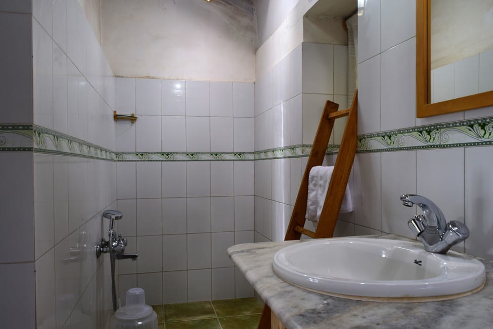 Standard Room | Bathroom | Shower, free toiletries, towels, soap