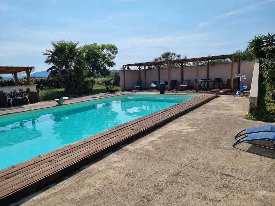 ombre sous pergola au bord de la piscine