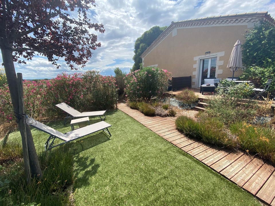 petit jardin et terrasse privés