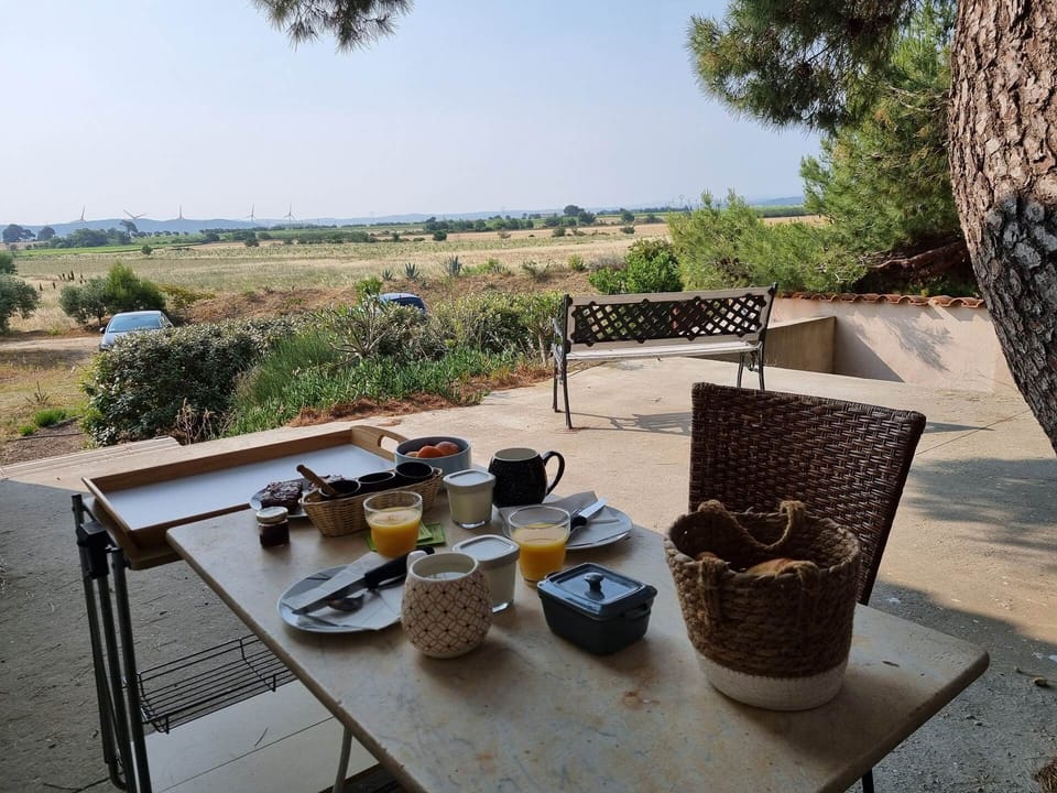 petit déjeuner servi en terrasse ou en chambre sur demande