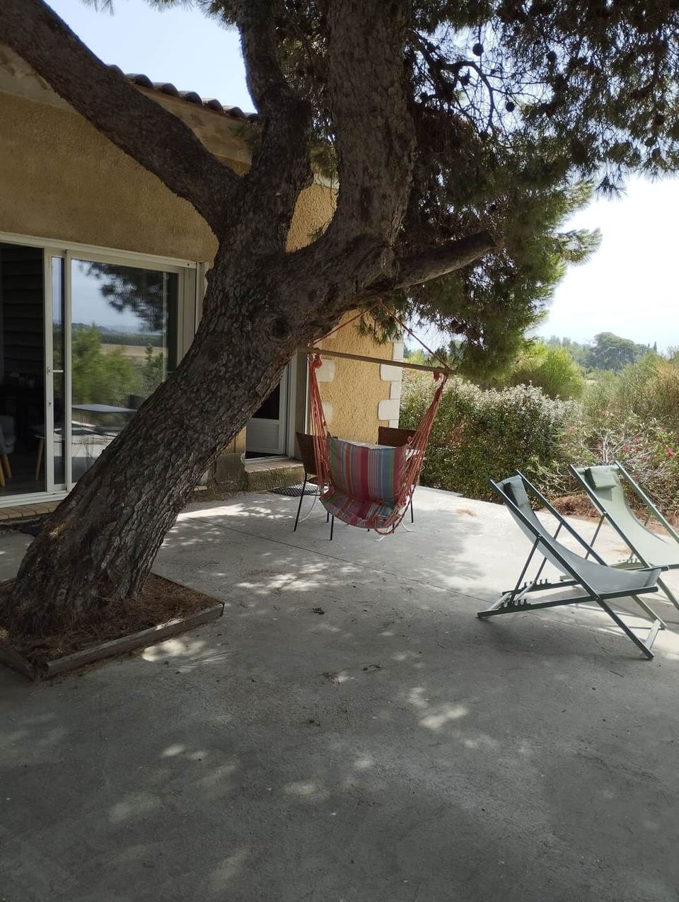 terrasse privative à l'ombre des pins