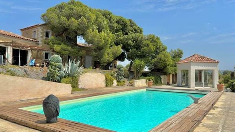 le gîte est à l'abris et à l'ombre sous les pins
