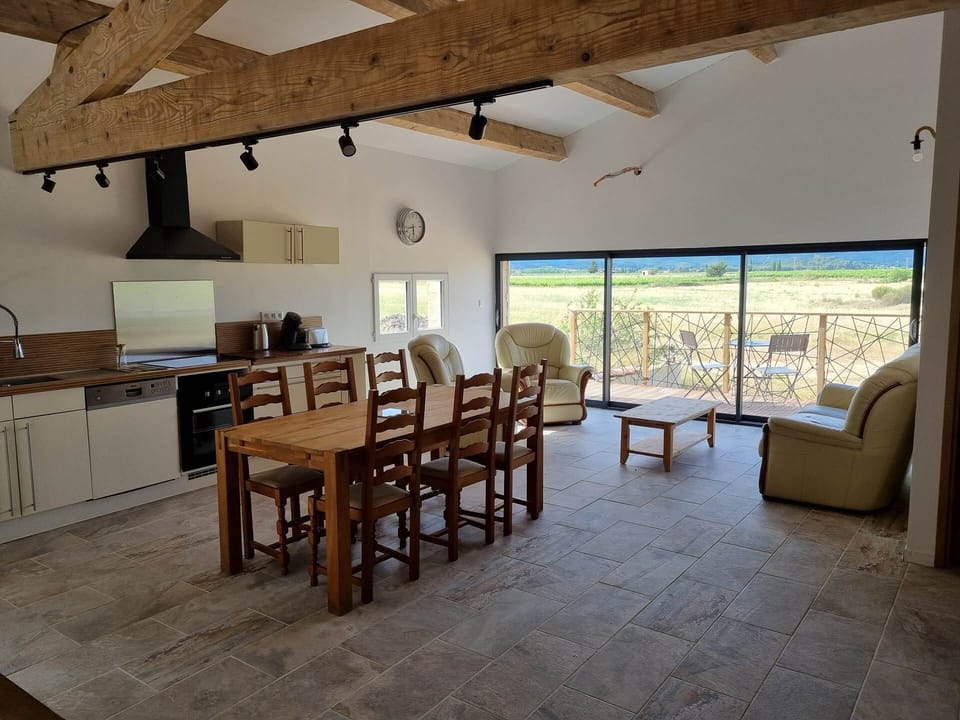 salle à manger avec 2ème table possible si besoin