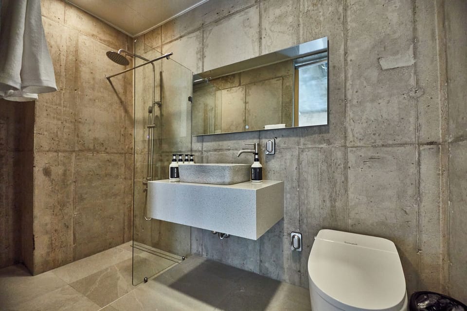 Nueve Poolvilla (Base 4 People / Maximum 8 People) | Bathroom | Shower, rainfall showerhead, hair dryer, slippers