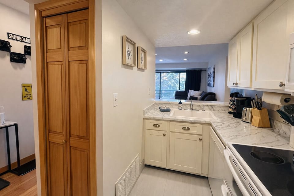 Condo, 2 Bedrooms | Private kitchen | Coffee/tea maker, fridge, oven, electric kettle