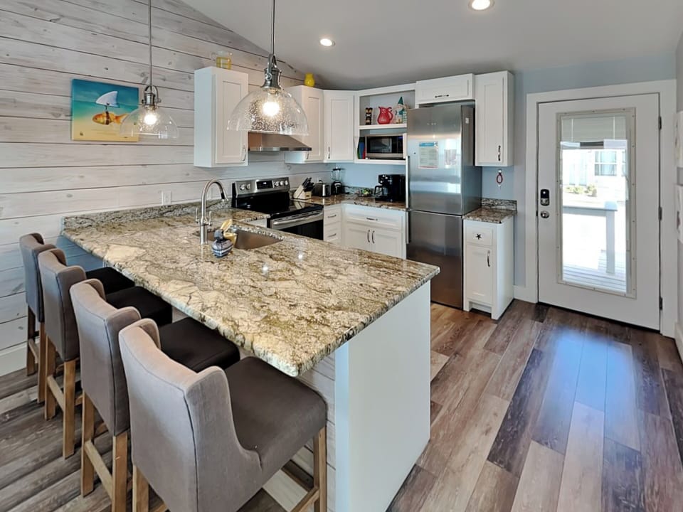 Full Kitchen - Countertop Seating for 4