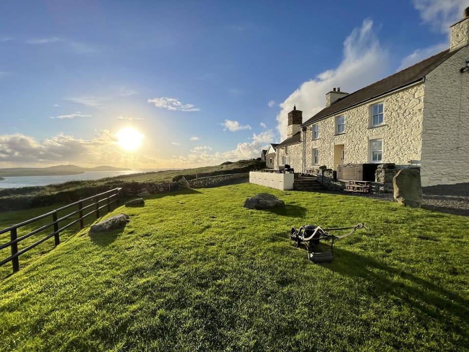 Upper Porthmawr - 5 Bedroom Cottage - Whitesands (19075)