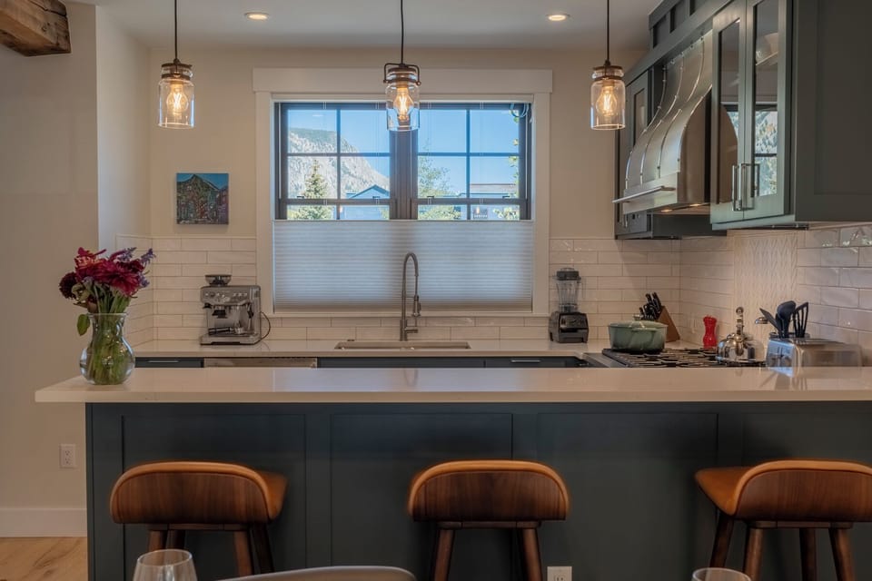 Larkspur Counter Seating