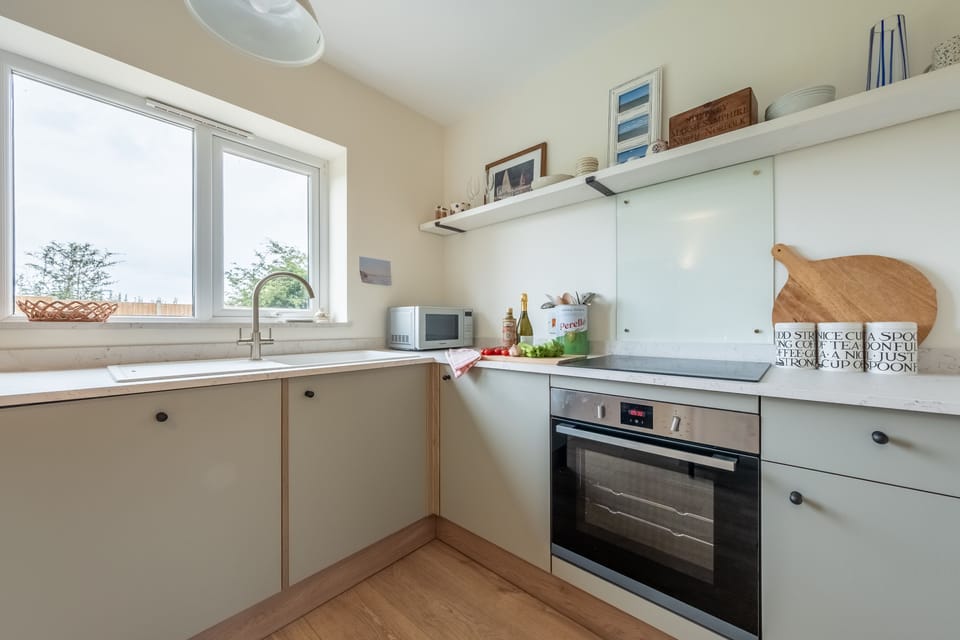 Horatio Cottage, Burnham Market: A compact, well-equipped kitchen
