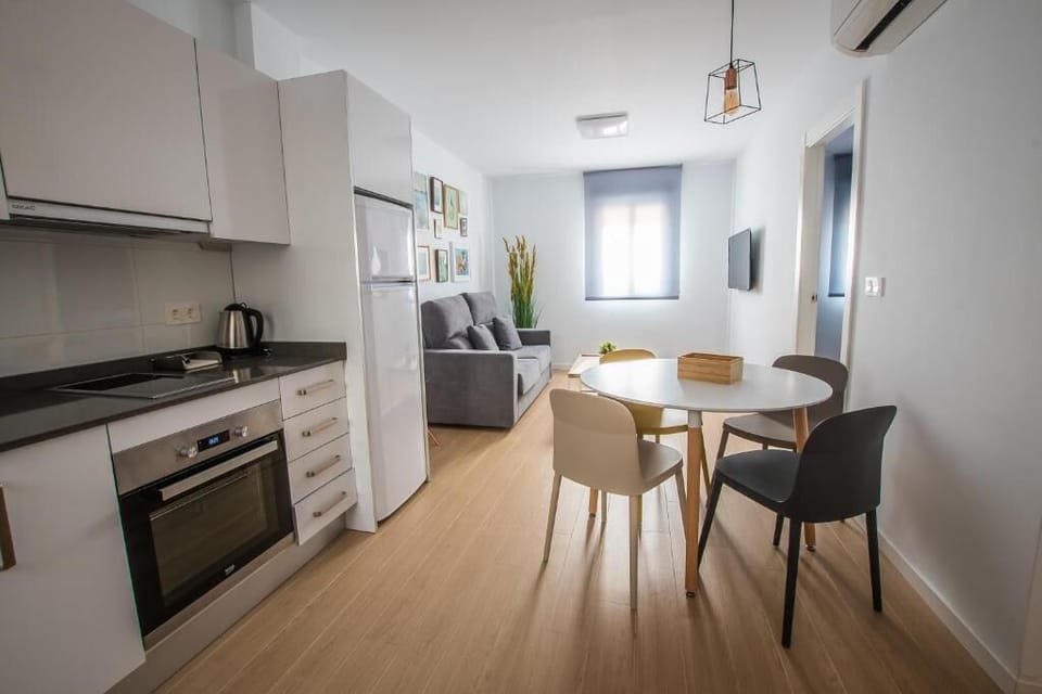 Deluxe Apartment | Cribs/infant beds, free WiFi, bed sheets
