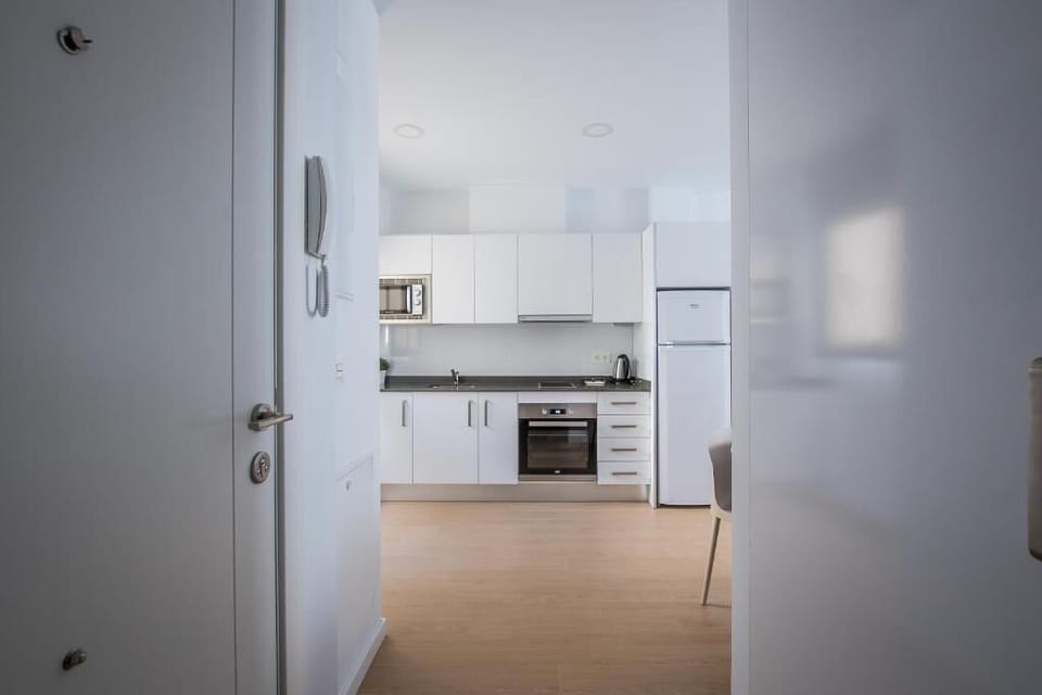 Deluxe Apartment | Cribs/infant beds, free WiFi, bed sheets