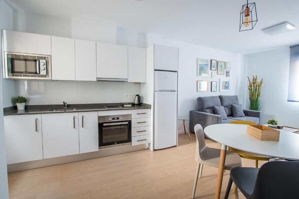 Deluxe Apartment | Cribs/infant beds, free WiFi, bed sheets