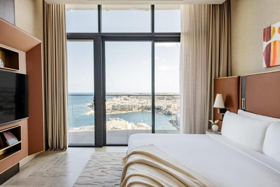 Suite (Beyond ME + Lifestyle) | Premium bedding, desk, laptop workspace, free WiFi