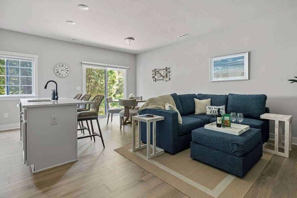 Gather in style and comfort in this bright, open living space!