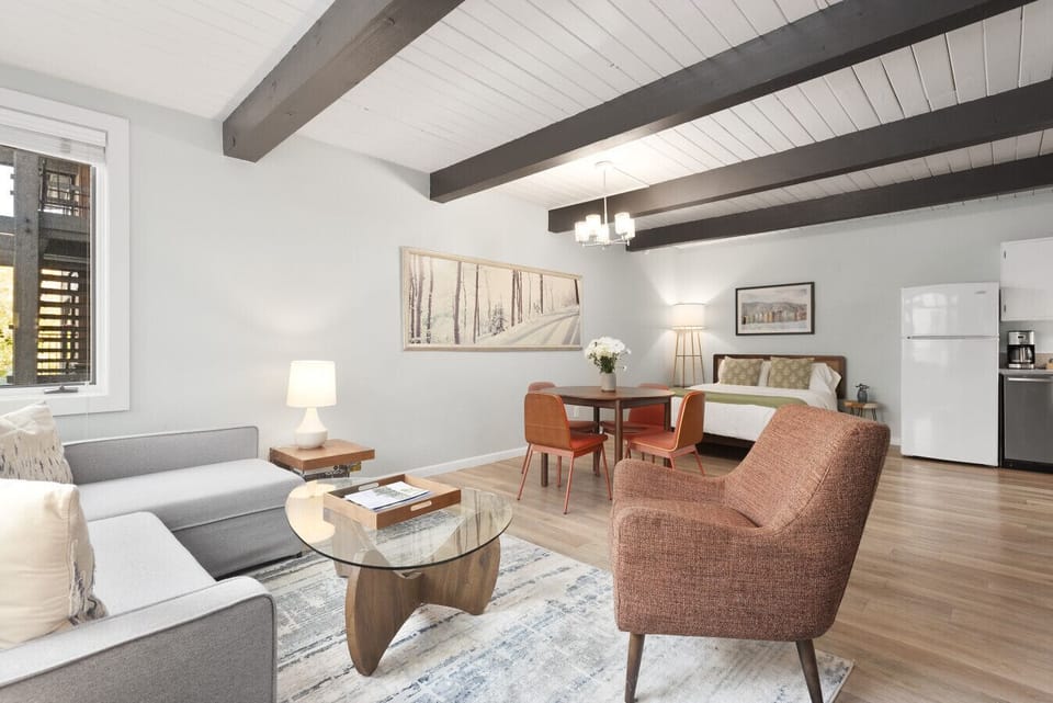 `The apartment was spotless, with a modern and cozy decor that made you feel at home from the moment you arrived. : - Jacqueline, 2025