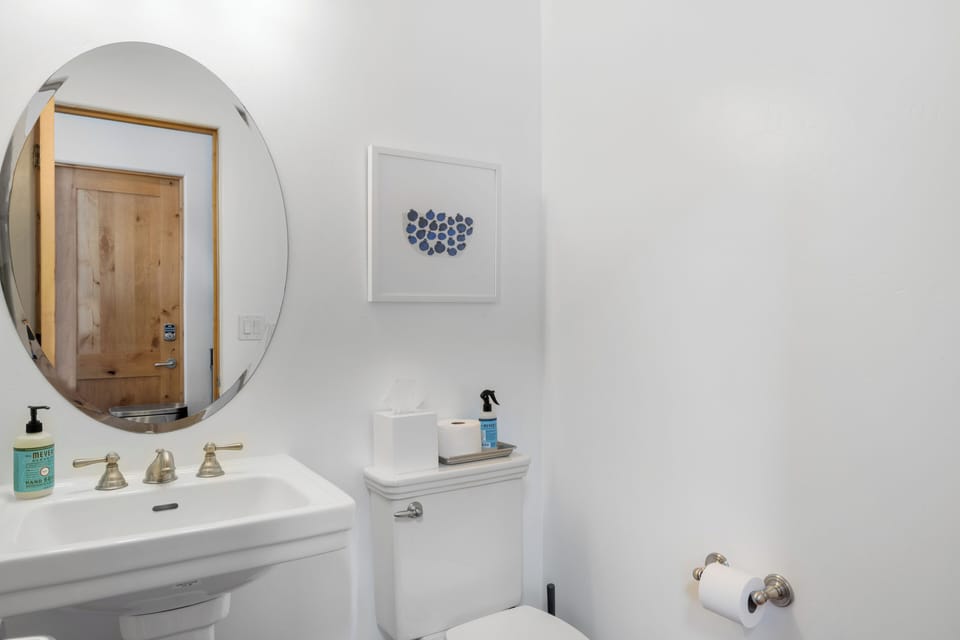 Bathroom 2 - Guest Bathroom - Single vanity and tub/shower combo