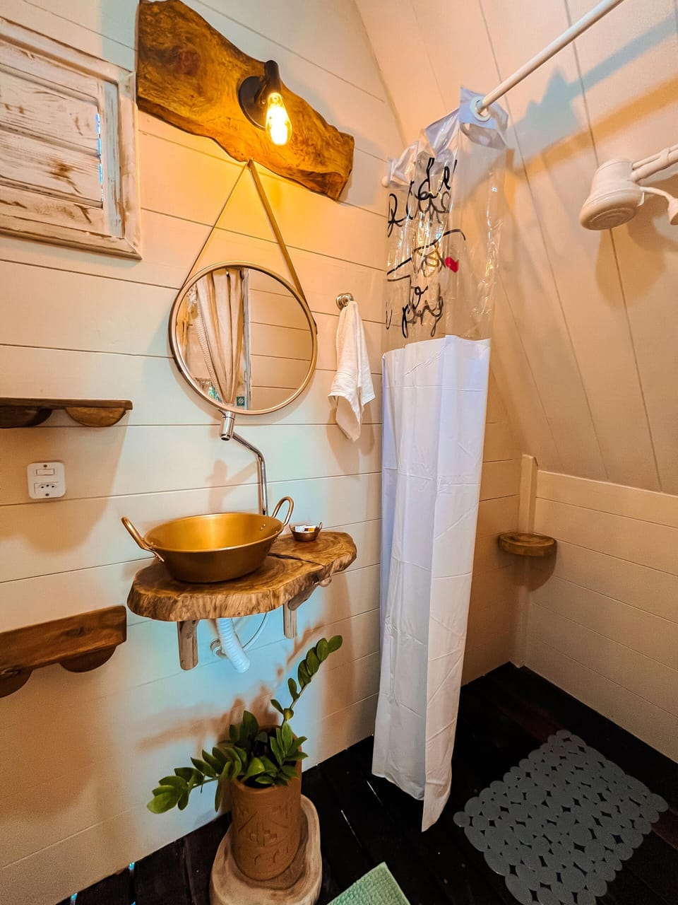 Premium Chalet, Sea View | Bathroom | Towels, soap, shampoo, toilet paper