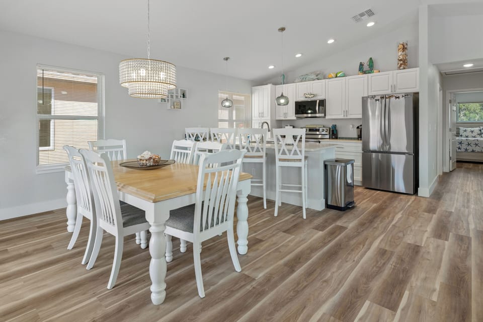 Dining area for 6 and open kitchen