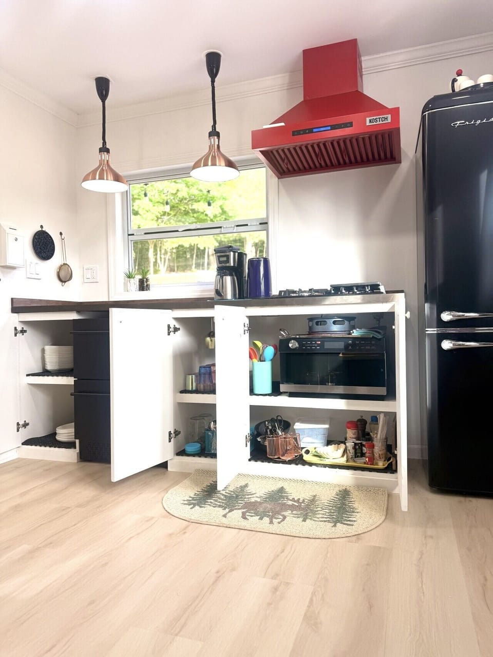 🍽️ Stocked with cookware, dishes, glassware, and essentials, the kitchenette has everything you need for a relaxing stay. ✨
