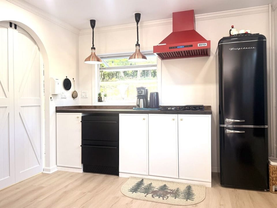 ☀️ Bright, modern kitchen with everything you need to cook, dine, and relax during your Catskills getaway. 🌲