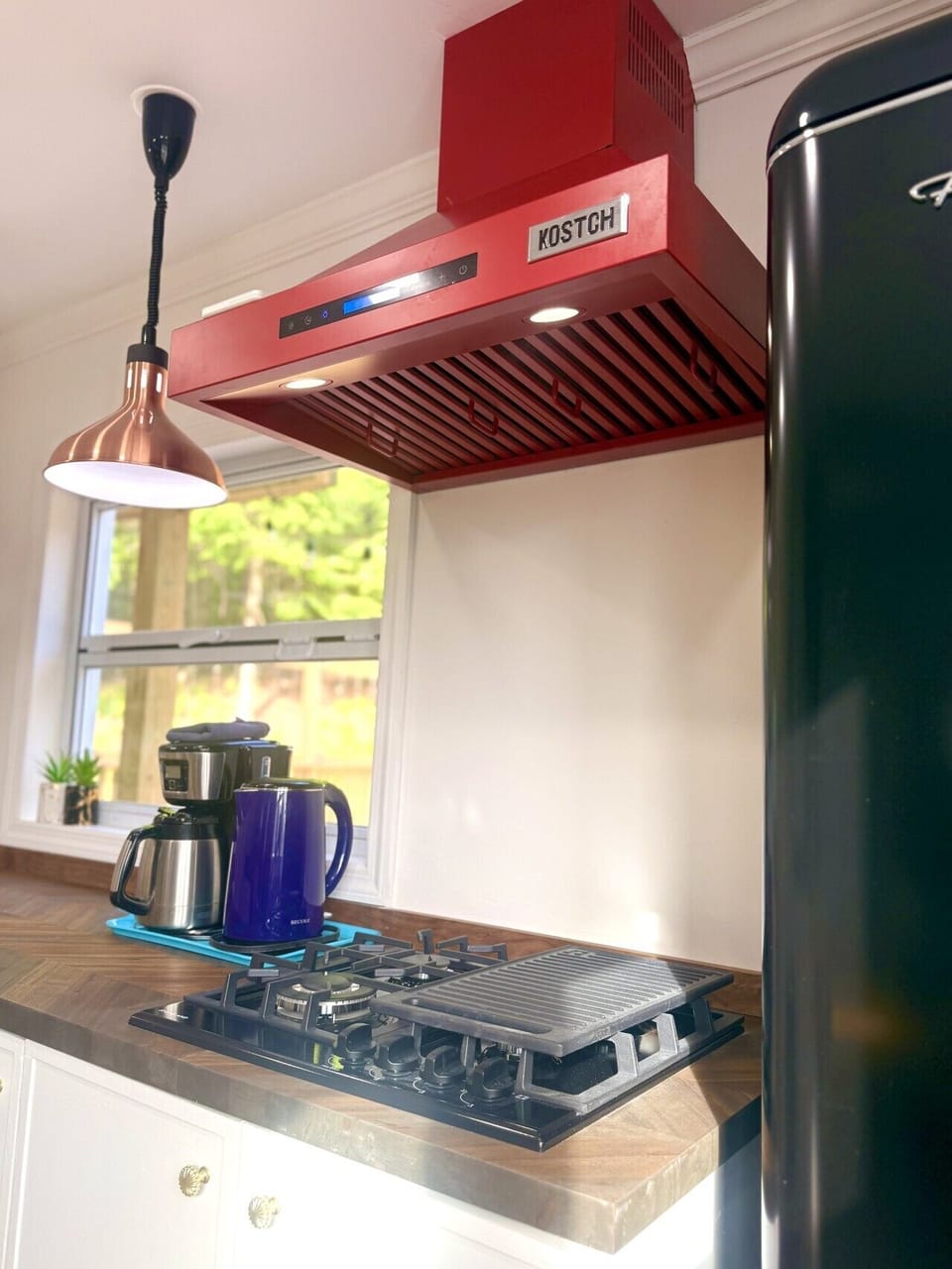 🍳 Prepare delicious meals with a gas cooktop, premium range hood, and fully equipped kitchenette designed for comfortable Catskills stays. 👨‍🍳