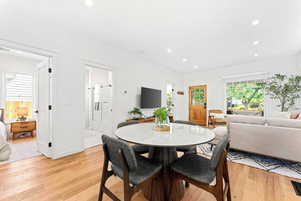 Dining Area (1)