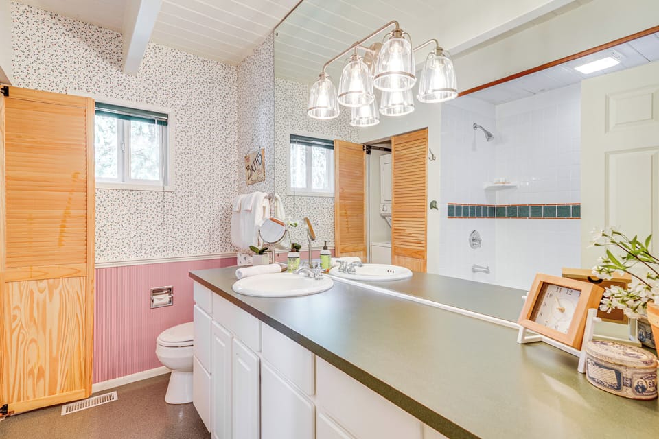 Full Bathroom  | 1st Floor | Towels Provided