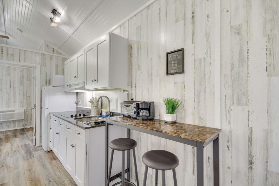Dining Area | Dishware & Flatware Provided