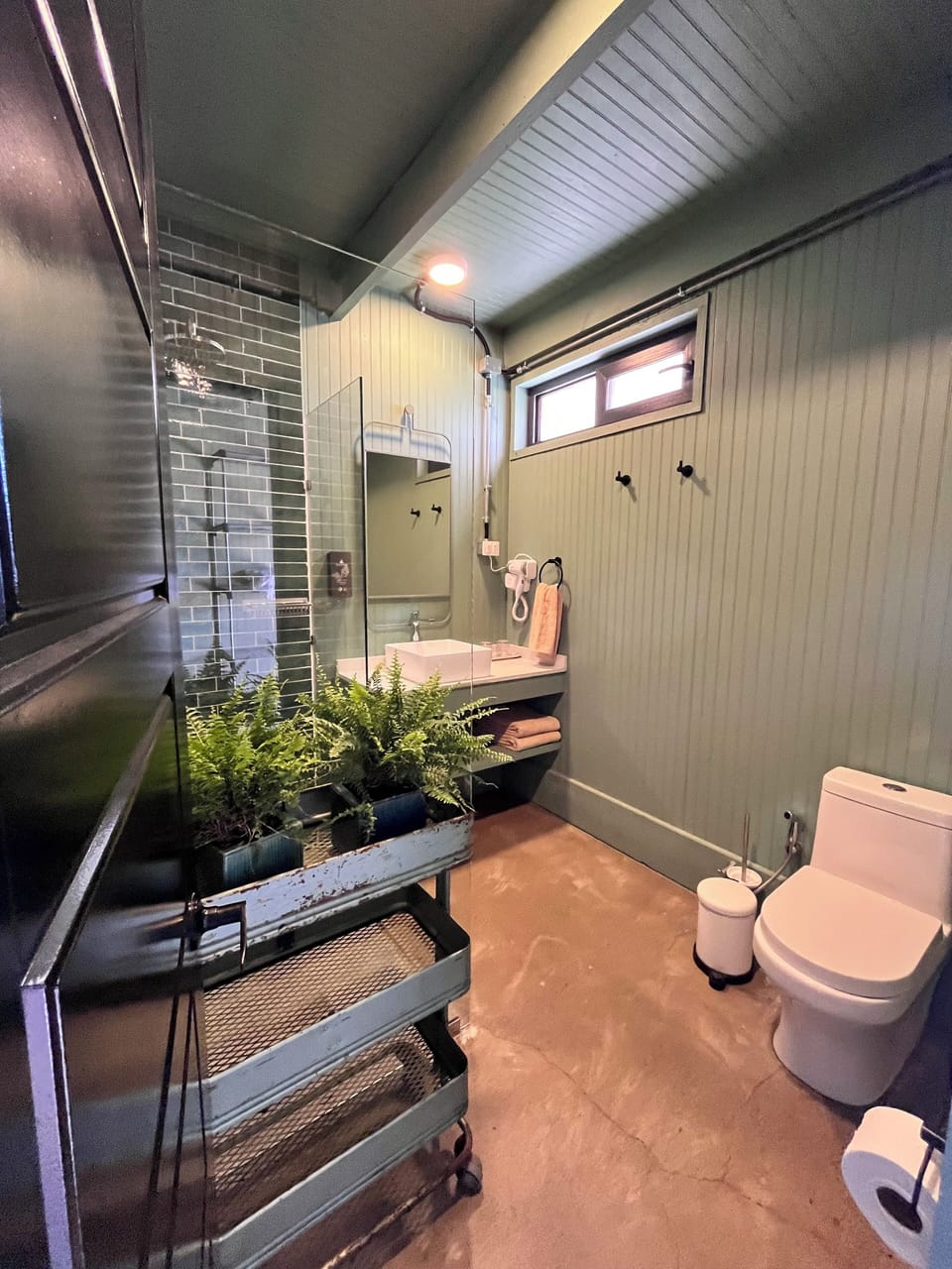 Comfort Room, Garden View | Bathroom | Shower, hair dryer, bidet, towels