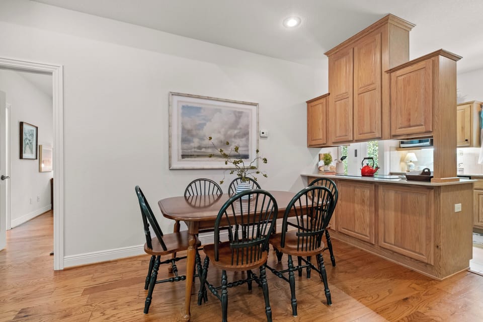 Dining area seating for 6!