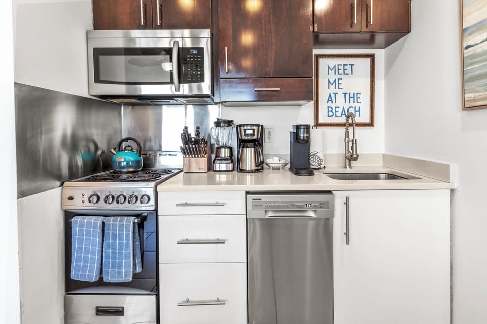 A dishwasher and drip coffee maker, plus Keurig too!