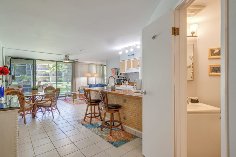 Deluxe Apartment, Garden View | Living area | Flat-screen TV