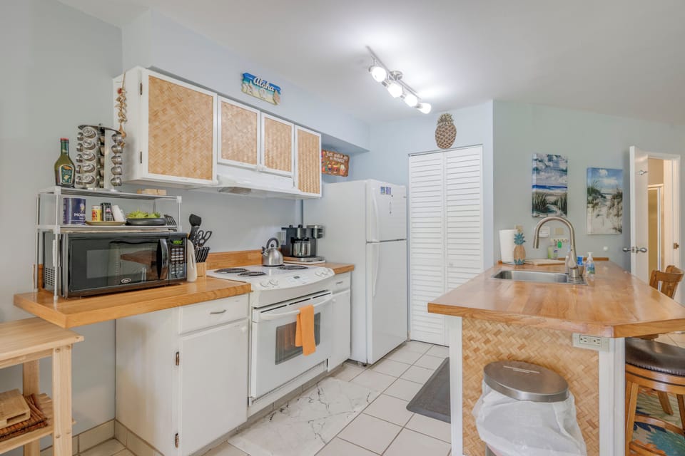 Deluxe Apartment, Garden View | Private kitchen | Fridge, microwave, oven, stovetop