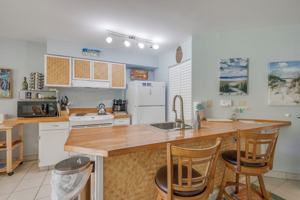 Deluxe Apartment, Garden View | Private kitchen | Fridge, microwave, oven, stovetop