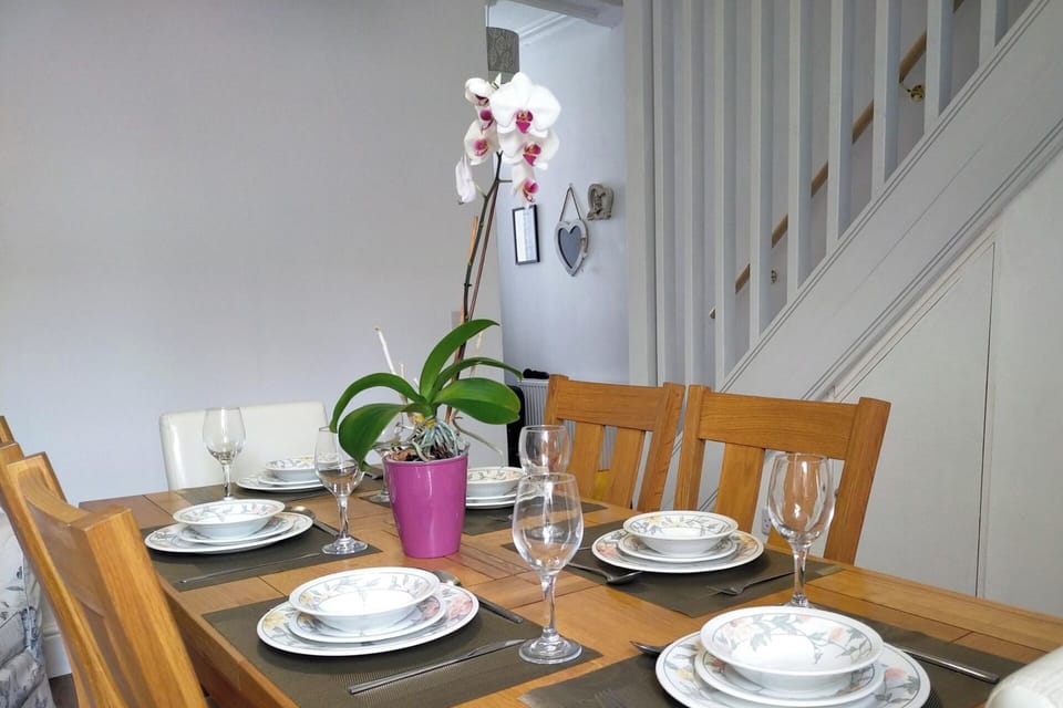 Spacious 6 seater Dining room for delicious meal shared with your family and friends!