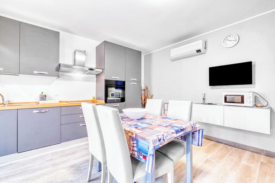 Kitchen and dining area