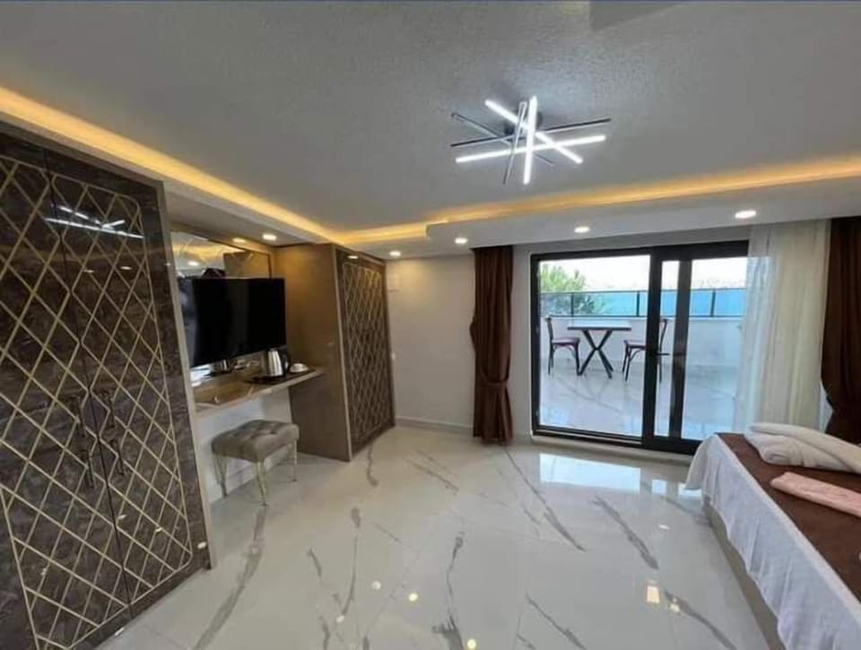 Deluxe Suite, Balcony, Sea View | In-room safe, blackout drapes, free WiFi
