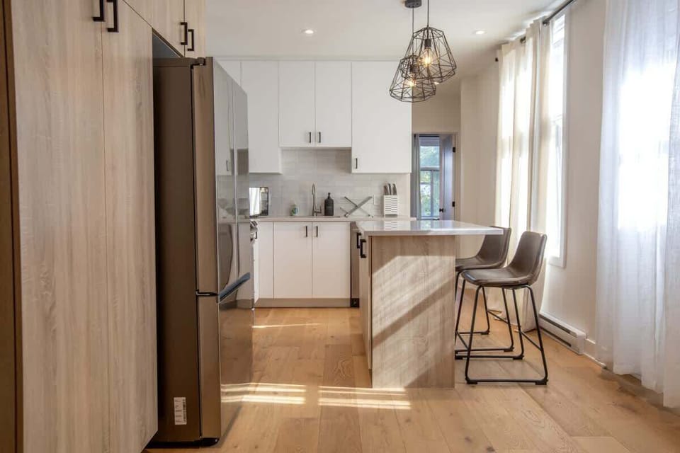 🍳 Chef’s Paradise: Fully renovated kitchen featuring high-end appliances and a sleek breakfast island.