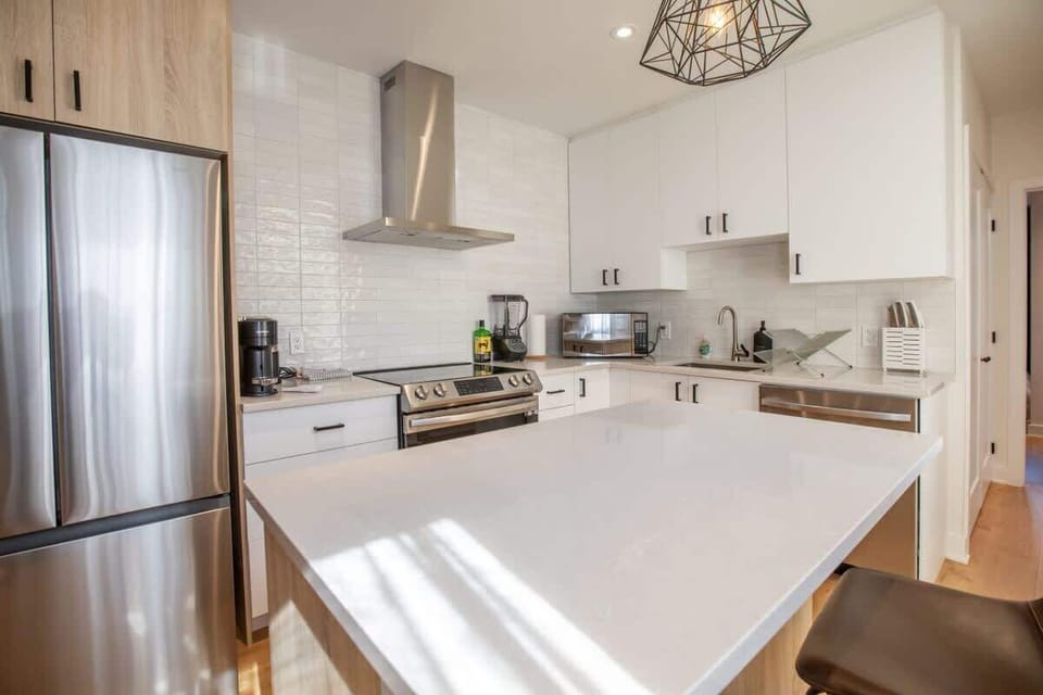 🥘 Fully Equipped: Professional-grade gas range and all the essentials for gourmet cooking.
